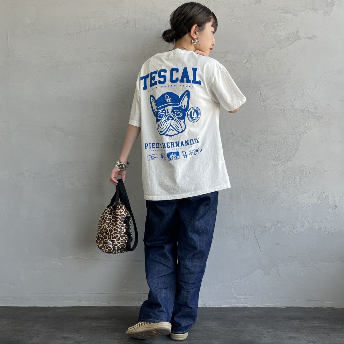 The Endless Summer [エンドレスサマー] 別注 BUHI LEAGUE バックプリントTシャツ [FH-25574506-JF] 07 WHITE &&モデル身長：150cm 着用サイズ：S&&