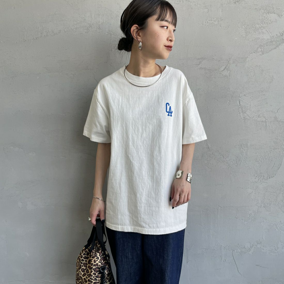 The Endless Summer [エンドレスサマー] 別注 BUHI LEAGUE バックプリントTシャツ [FH-25574506-JF] 07 WHITE &&モデル身長：150cm 着用サイズ：S&&