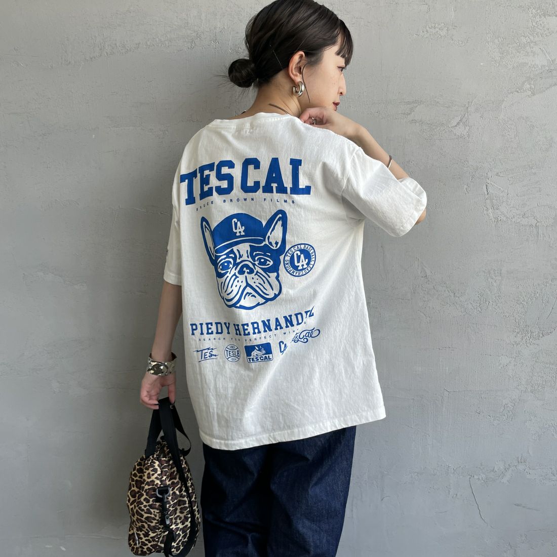 The Endless Summer [エンドレスサマー] 別注 BUHI LEAGUE バックプリントTシャツ [FH-25574506-JF] 07 WHITE &&モデル身長：150cm 着用サイズ：S&&