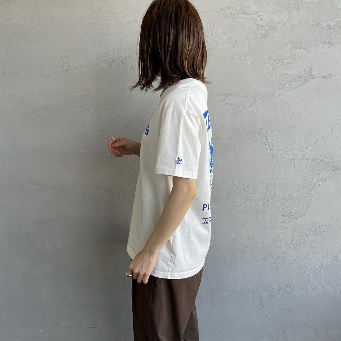 The Endless Summer [エンドレスサマー] 別注 BUHI LEAGUE バックプリントTシャツ [FH-25574506-JF] 07 WHITE &&モデル身長：158cm 着用サイズ：S&&