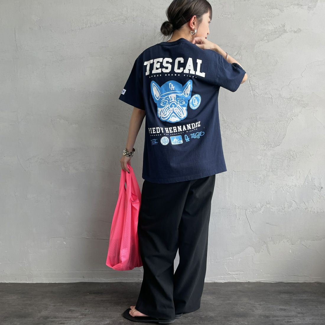 The Endless Summer [エンドレスサマー] 別注 BUHI LEAGUE バックプリントTシャツ [FH-25574506-JF] 60 NAVY &&モデル身長：150cm 着用サイズ：S&&