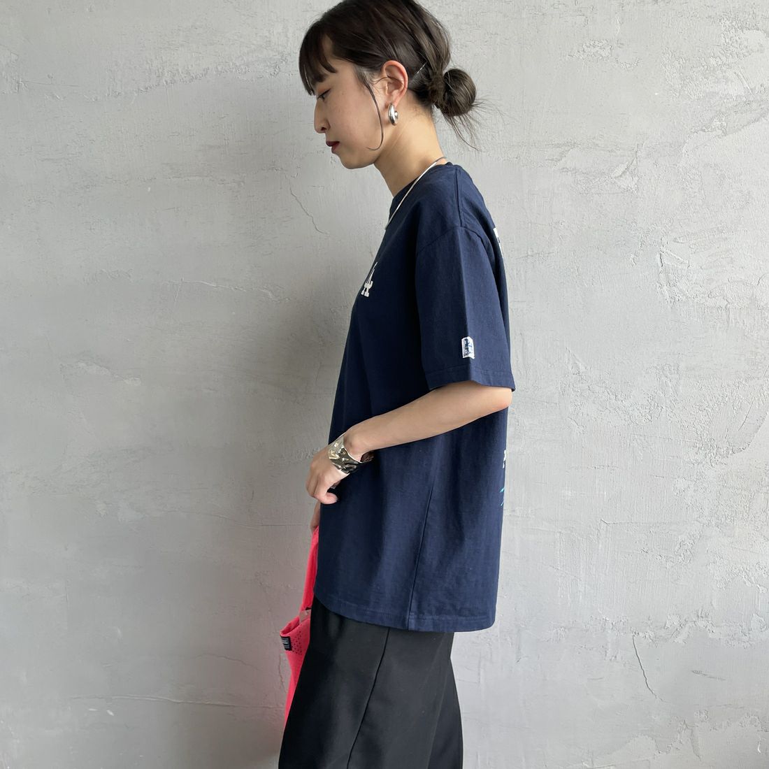 The Endless Summer [エンドレスサマー] 別注 BUHI LEAGUE バックプリントTシャツ [FH-25574506-JF] 60 NAVY &&モデル身長：150cm 着用サイズ：S&&