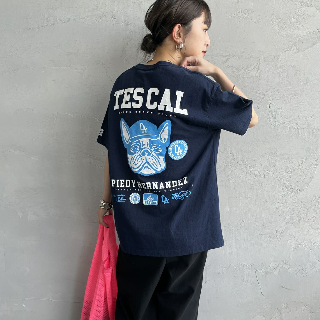 The Endless Summer [エンドレスサマー] 別注 BUHI LEAGUE バックプリントTシャツ [FH-25574506-JF] 60 NAVY &&モデル身長：150cm 着用サイズ：S&&