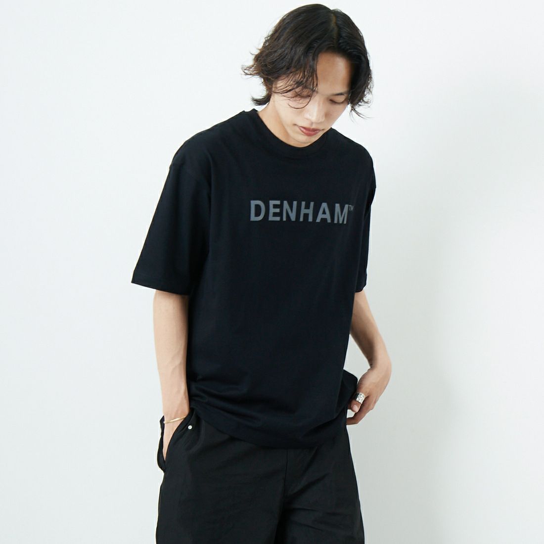 DENHAM [デンハム] ビッグロゴTシャツ [BIG-LOGO-T] BLACK &&モデル身長：179cm 着用サイズ：M&&