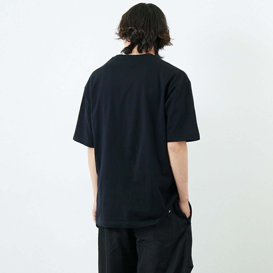 DENHAM [デンハム] ビッグロゴTシャツ [BIG-LOGO-T] BLACK &&モデル身長：179cm 着用サイズ：M&&