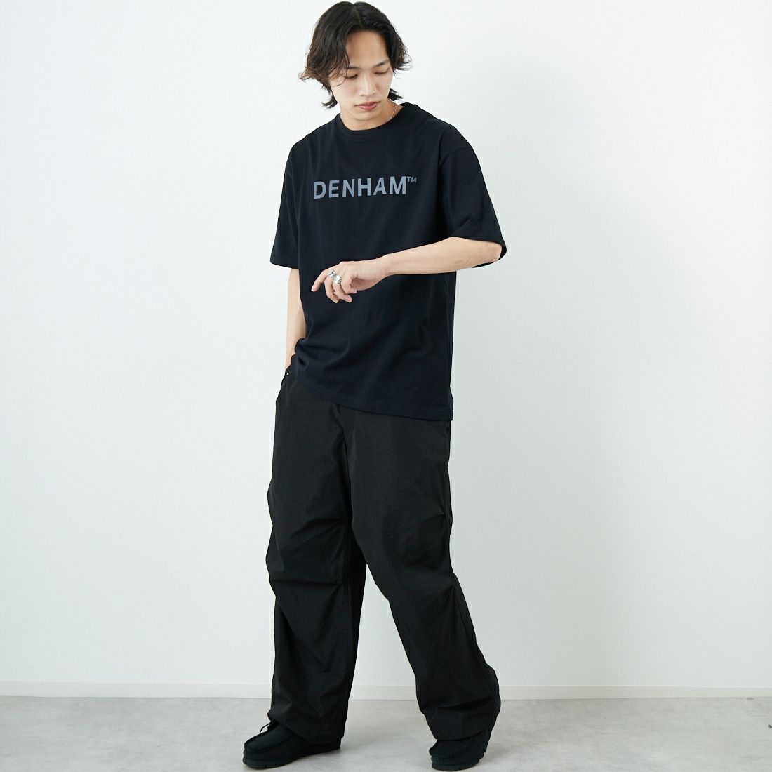 DENHAM [デンハム] ビッグロゴTシャツ [BIG-LOGO-T] BLACK &&モデル身長：179cm 着用サイズ：M&&