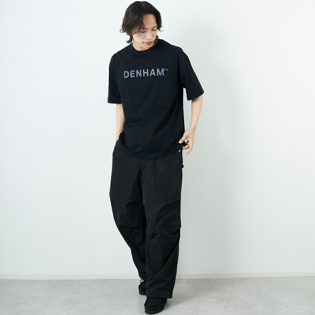 DENHAM [デンハム] ビッグロゴTシャツ [BIG-LOGO-T] BLACK &&モデル身長：179cm 着用サイズ：M&&