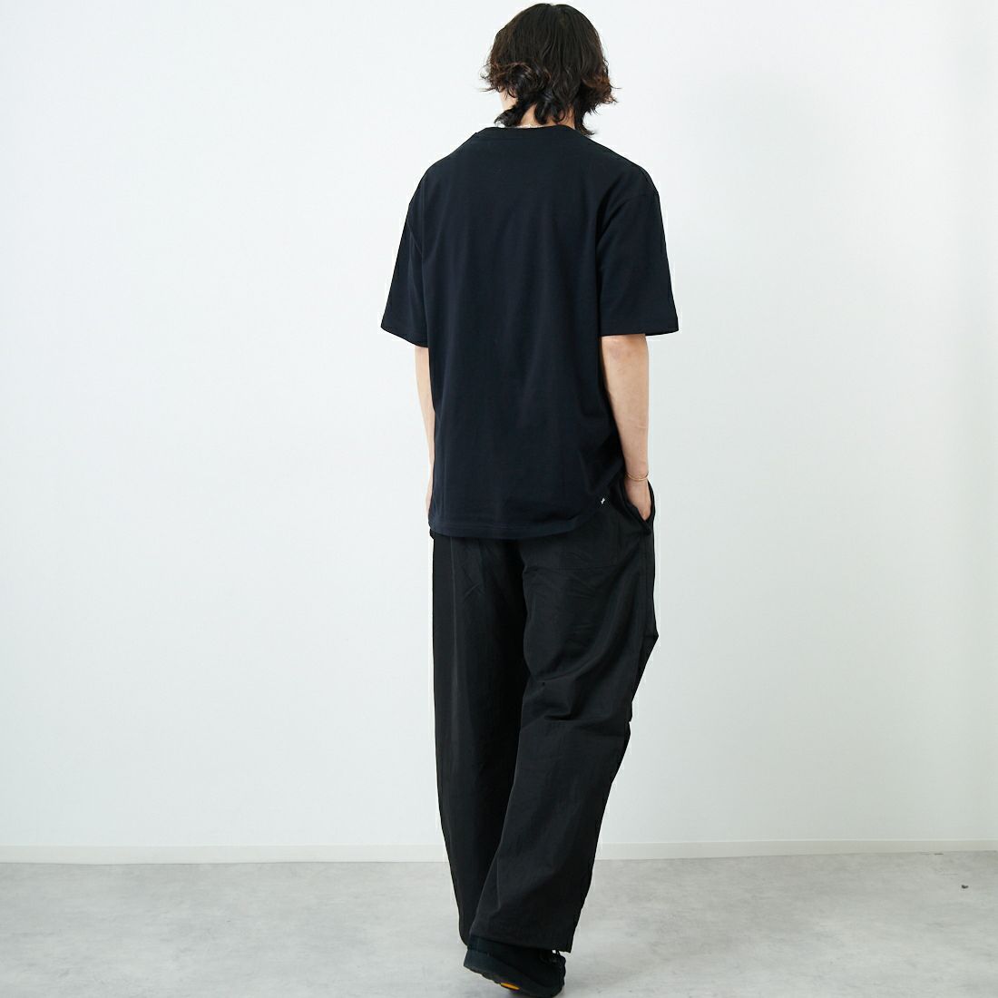 DENHAM [デンハム] ビッグロゴTシャツ [BIG-LOGO-T] BLACK &&モデル身長：179cm 着用サイズ：M&&