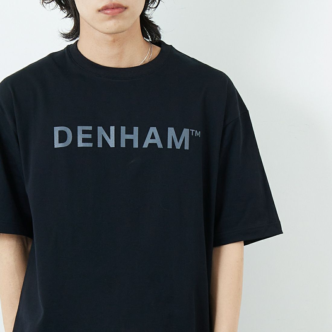 DENHAM [デンハム] ビッグロゴTシャツ [BIG-LOGO-T] BLACK &&モデル身長：179cm 着用サイズ：M&&