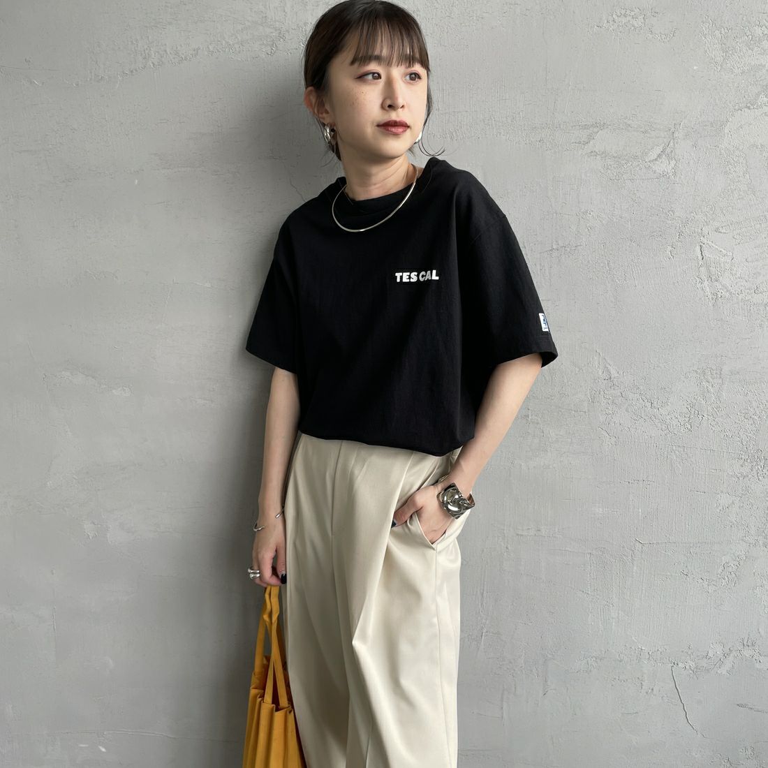 The Endless Summer [エンドレスサマー] 別注 THE CALIFORNIA バックプリントTシャツ [FH-25574507-JF] 01 BLACK &&モデル身長：150cm 着用サイズ：S&&