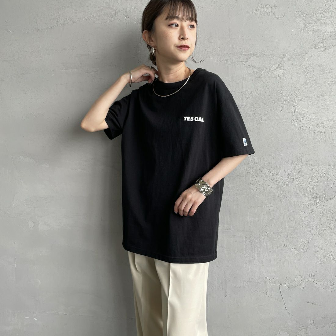 The Endless Summer [エンドレスサマー] 別注 THE CALIFORNIA バックプリントTシャツ [FH-25574507-JF] 01 BLACK &&モデル身長：150cm 着用サイズ：S&&