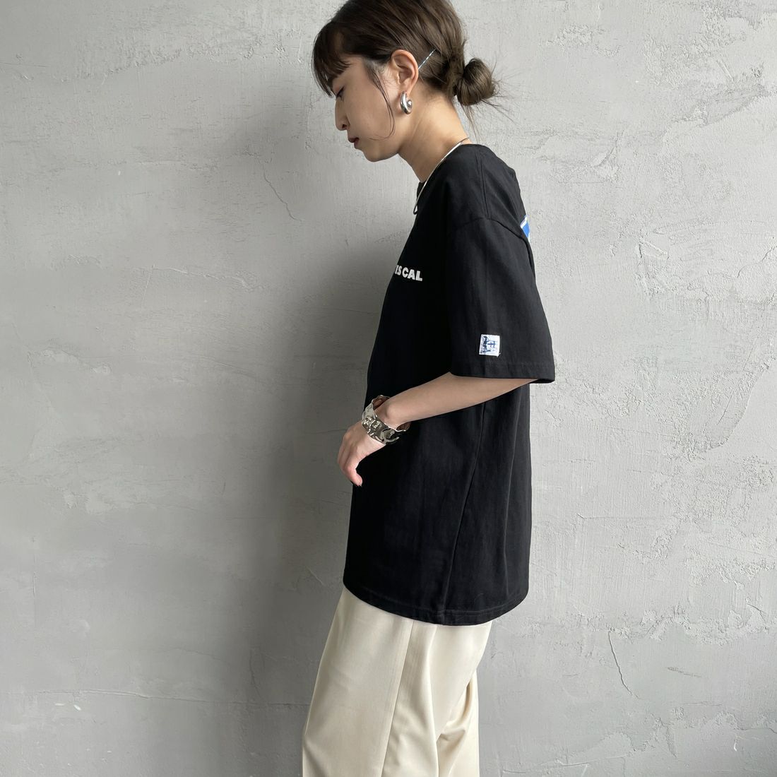 The Endless Summer [エンドレスサマー] 別注 THE CALIFORNIA バックプリントTシャツ [FH-25574507-JF] 01 BLACK &&モデル身長：150cm 着用サイズ：S&&
