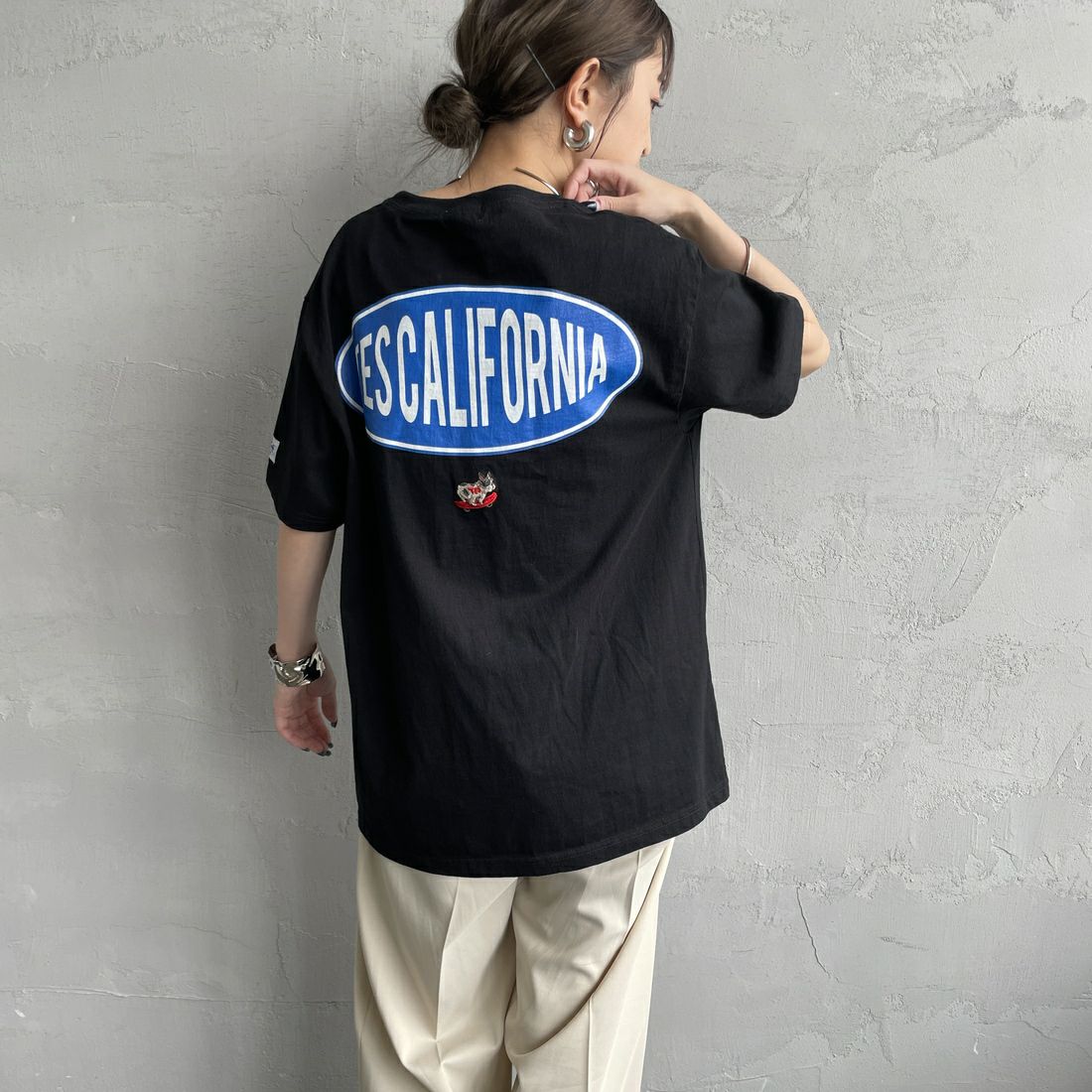 The Endless Summer [エンドレスサマー] 別注 THE CALIFORNIA バックプリントTシャツ [FH-25574507-JF] 01 BLACK &&モデル身長：150cm 着用サイズ：S&&