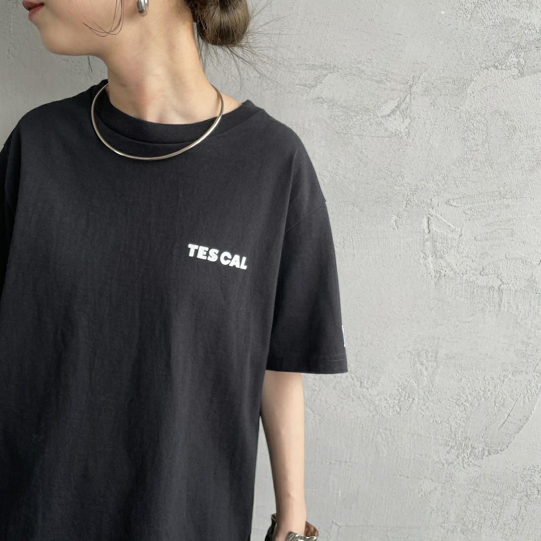 The Endless Summer [エンドレスサマー] 別注 THE CALIFORNIA バックプリントTシャツ [FH-25574507-JF] 01 BLACK &&モデル身長：150cm 着用サイズ：S&&