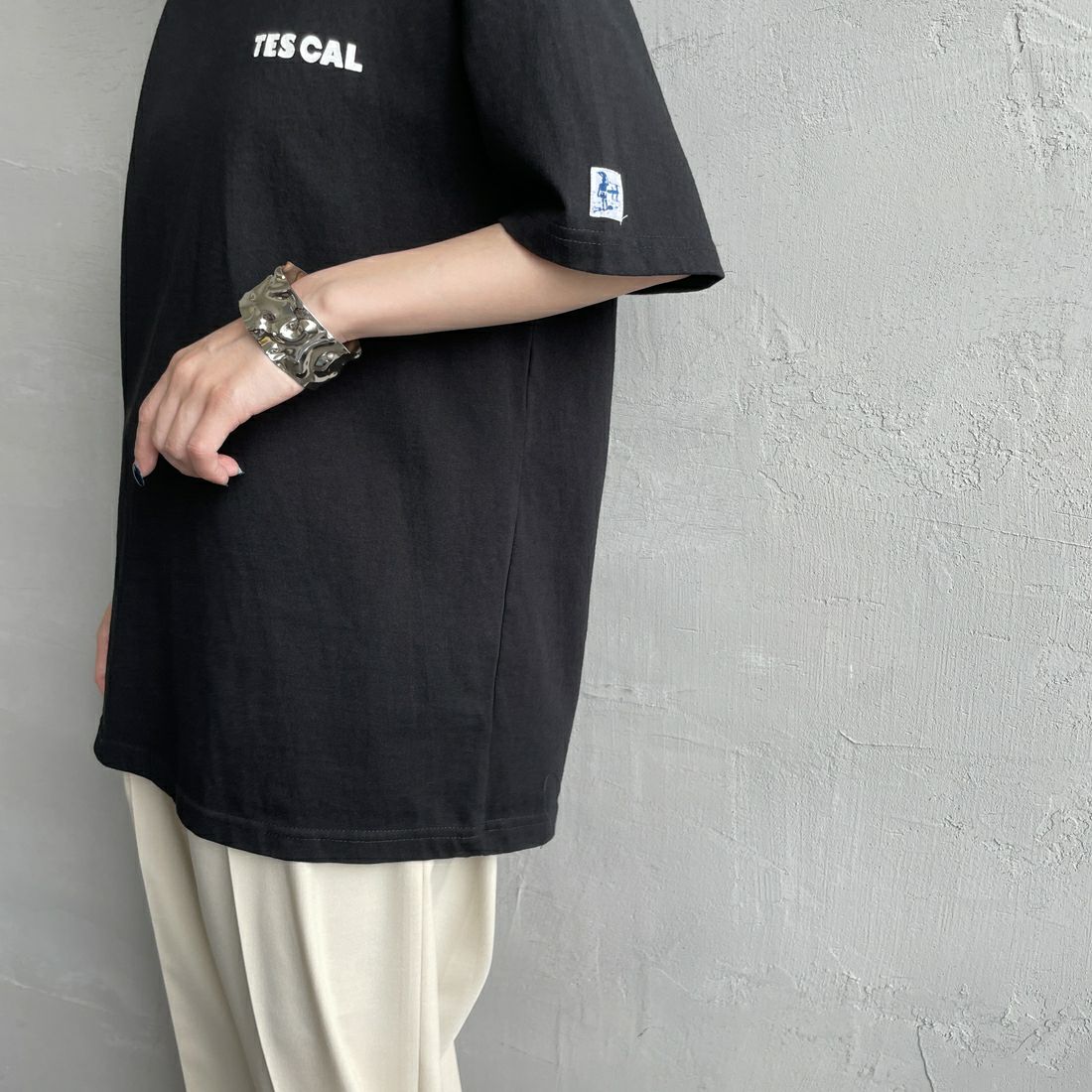 The Endless Summer [エンドレスサマー] 別注 THE CALIFORNIA バックプリントTシャツ [FH-25574507-JF] 01 BLACK &&モデル身長：150cm 着用サイズ：S&&