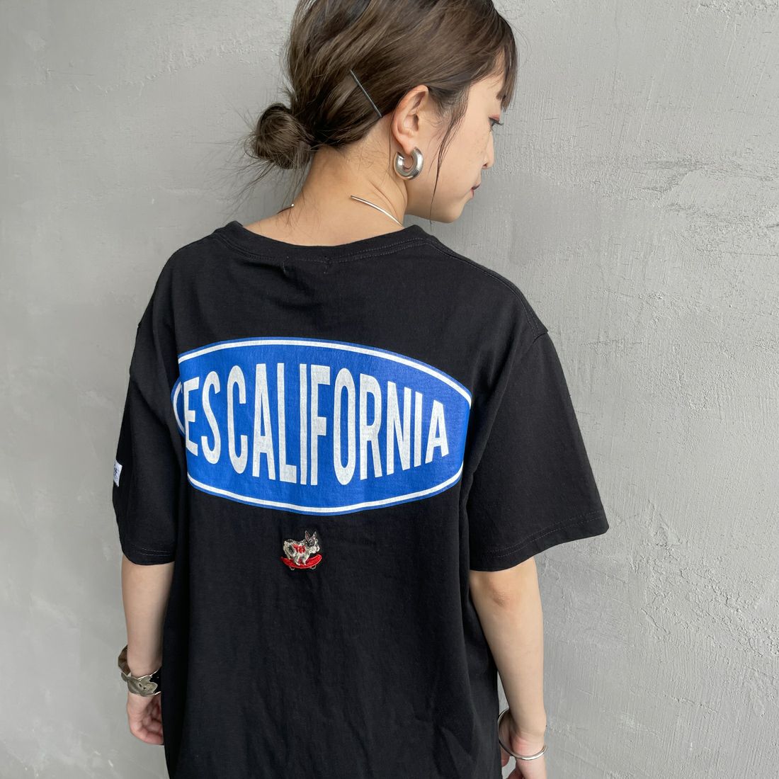 The Endless Summer [エンドレスサマー] 別注 THE CALIFORNIA バックプリントTシャツ [FH-25574507-JF] 01 BLACK &&モデル身長：150cm 着用サイズ：S&&