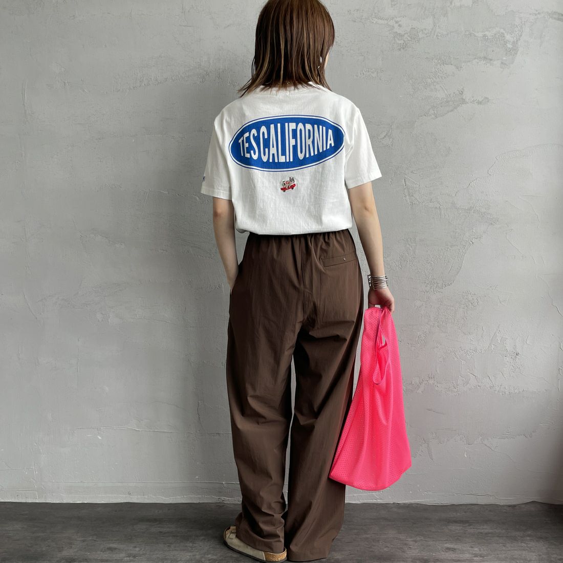 The Endless Summer [エンドレスサマー] 別注 THE CALIFORNIA バックプリントTシャツ [FH-25574507-JF] 07 WHITE &&モデル身長：158cm 着用サイズ：S&&