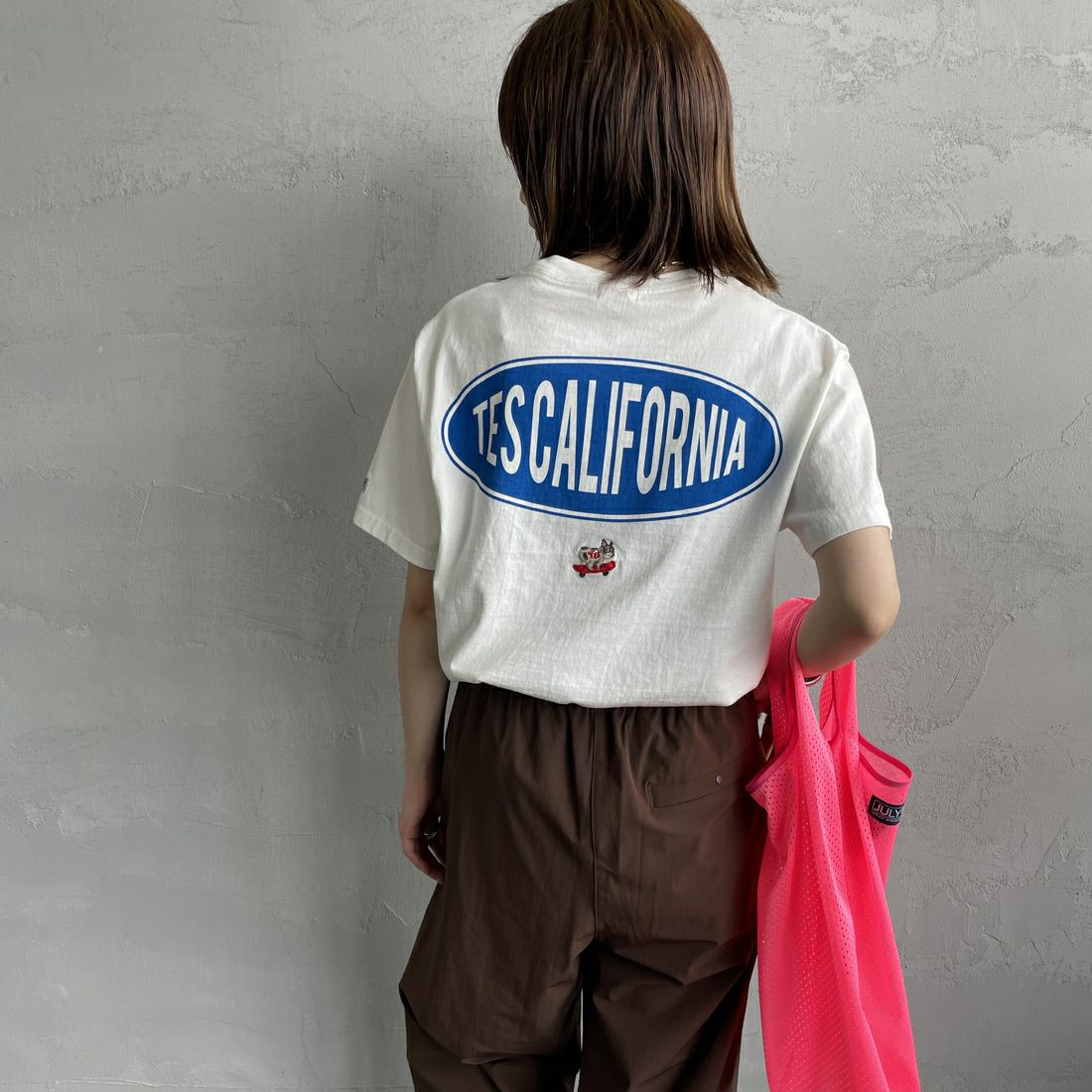 The Endless Summer [エンドレスサマー] 別注 THE CALIFORNIA バックプリントTシャツ [FH-25574507-JF] 07 WHITE &&モデル身長：158cm 着用サイズ：S&&