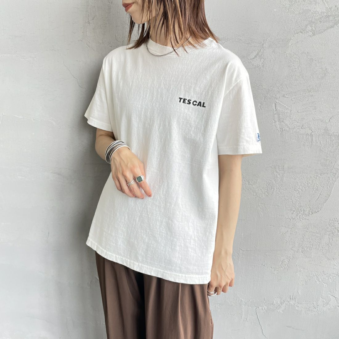 The Endless Summer [エンドレスサマー] 別注 THE CALIFORNIA バックプリントTシャツ [FH-25574507-JF] 07 WHITE &&モデル身長：158cm 着用サイズ：S&&