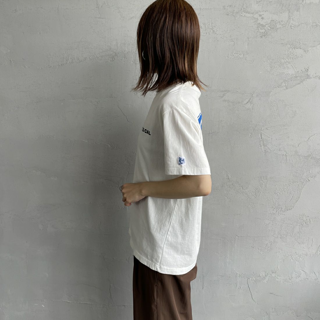 The Endless Summer [エンドレスサマー] 別注 THE CALIFORNIA バックプリントTシャツ [FH-25574507-JF] 07 WHITE &&モデル身長：158cm 着用サイズ：S&&