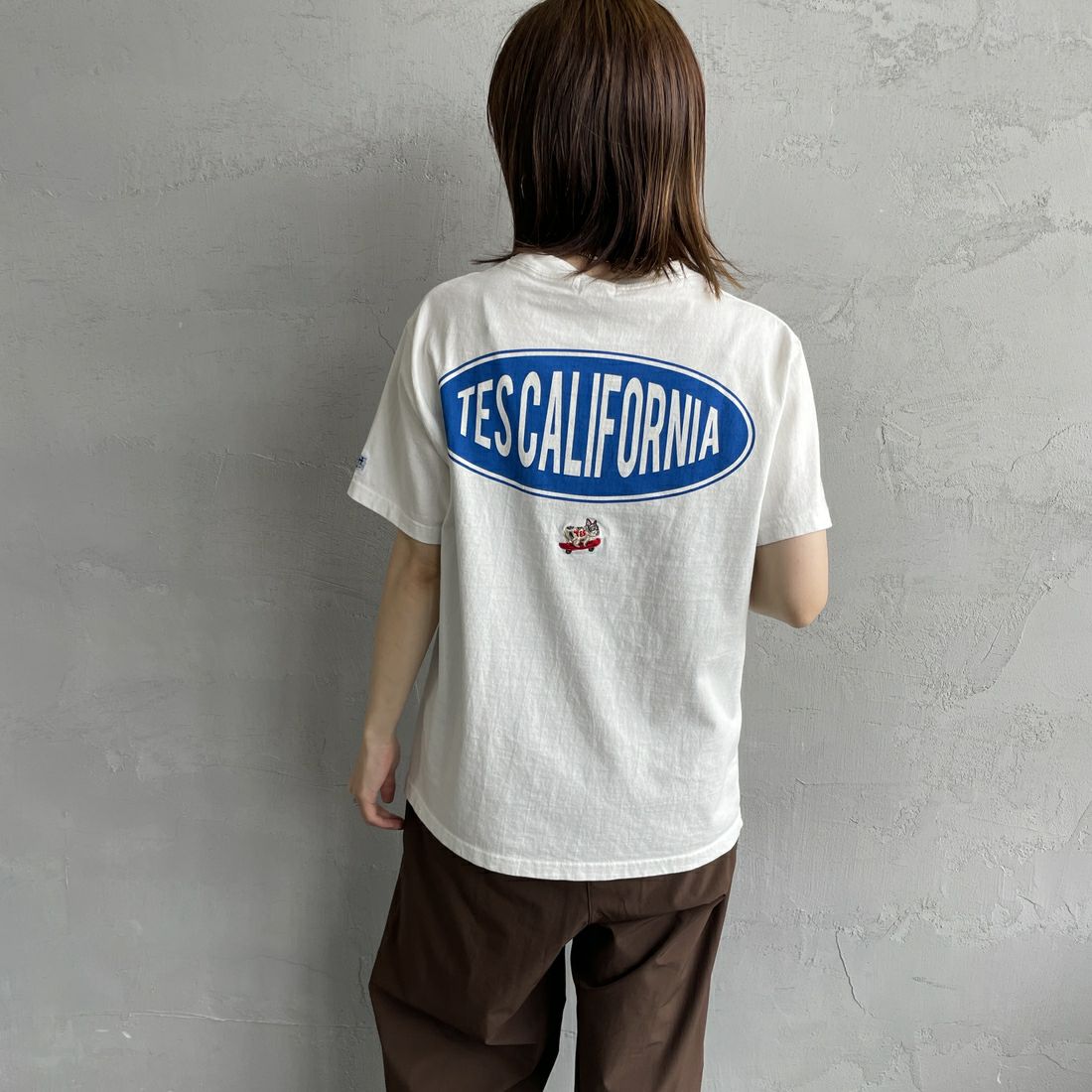 The Endless Summer [エンドレスサマー] 別注 THE CALIFORNIA バックプリントTシャツ [FH-25574507-JF] 07 WHITE &&モデル身長：158cm 着用サイズ：S&&