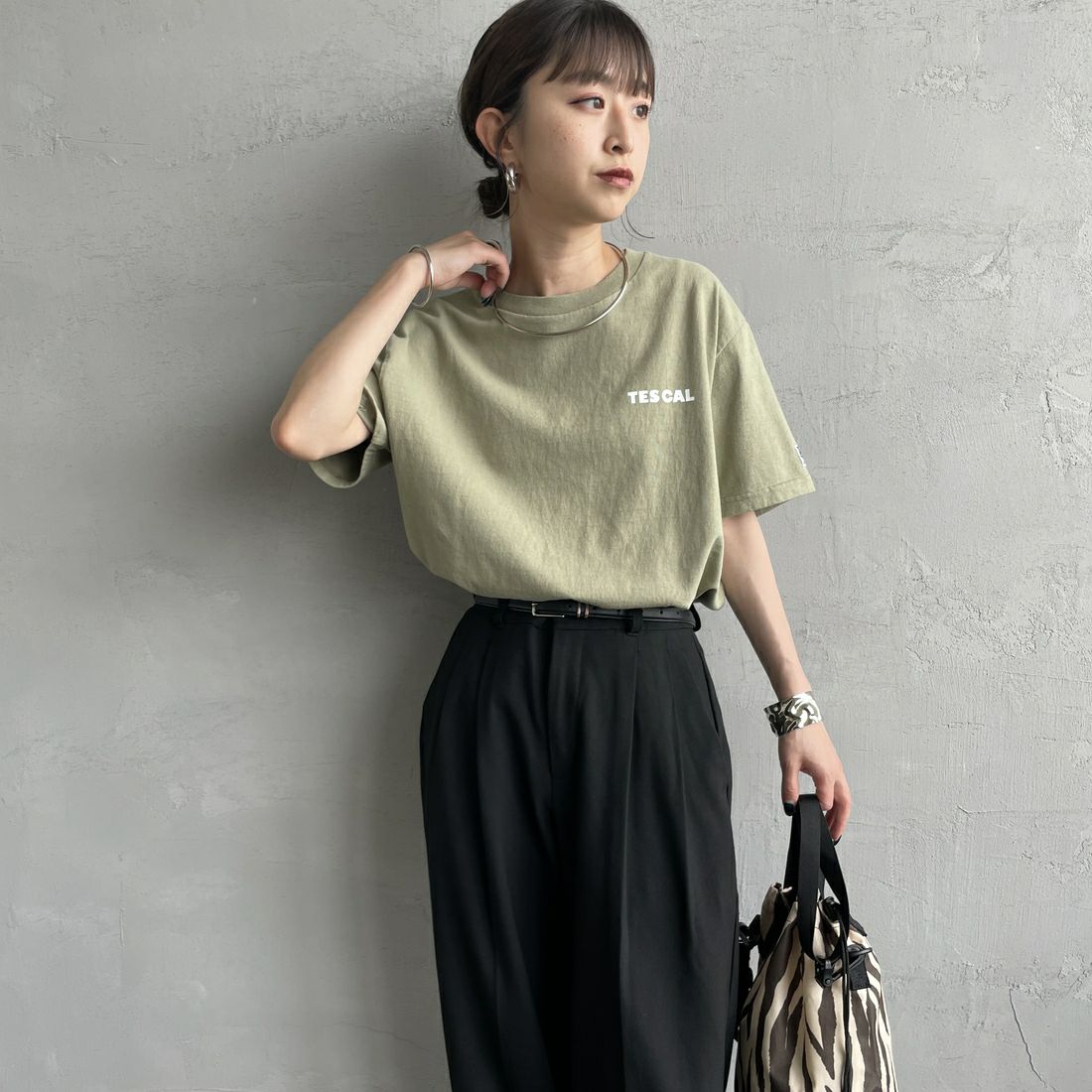 The Endless Summer [エンドレスサマー] 別注 THE CALIFORNIA バックプリントTシャツ [FH-25574507-JF] 57 GREEN G &&モデル身長：150cm 着用サイズ：S&&