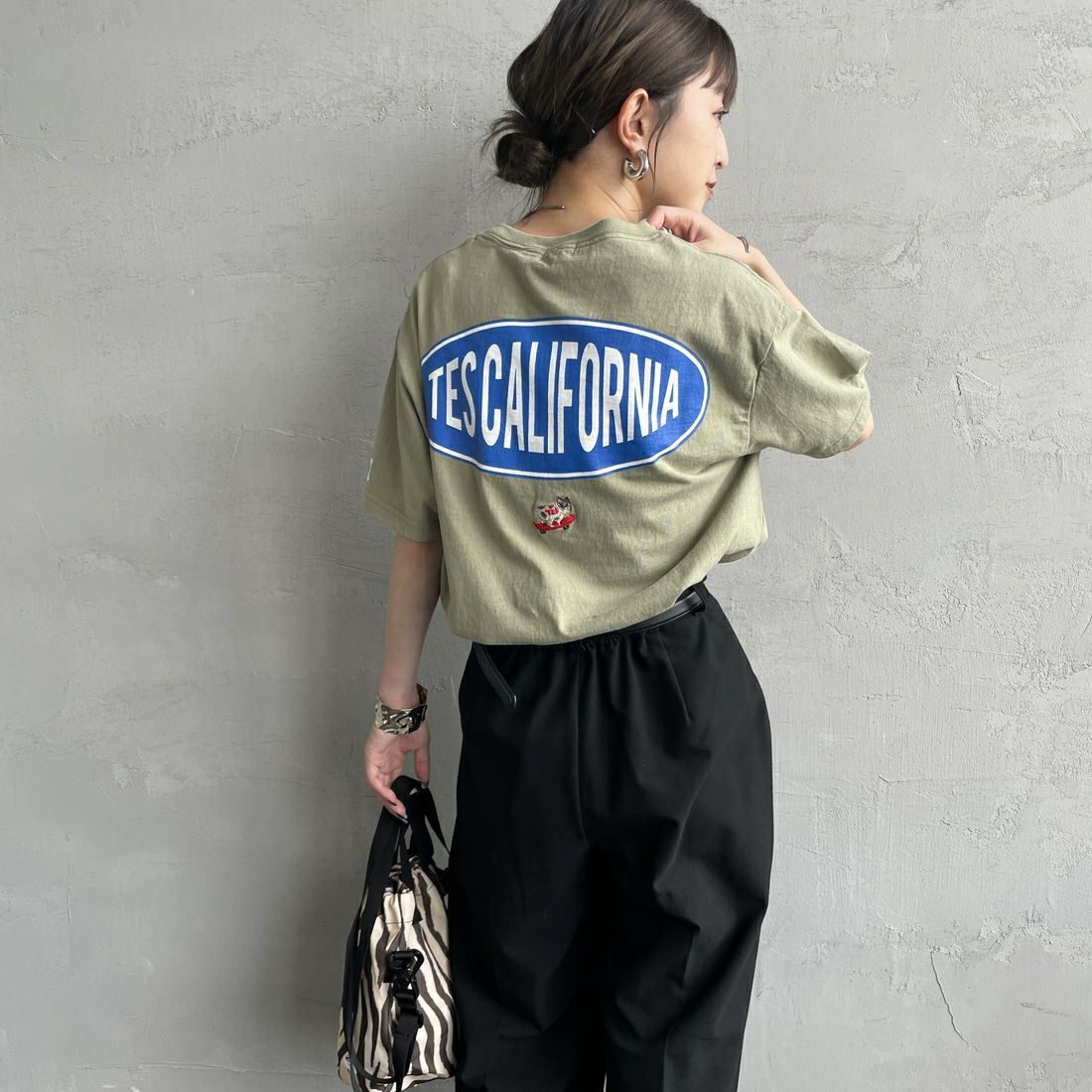 The Endless Summer [エンドレスサマー] 別注 THE CALIFORNIA バックプリントTシャツ [FH-25574507-JF] 57 GREEN G &&モデル身長：150cm 着用サイズ：S&&