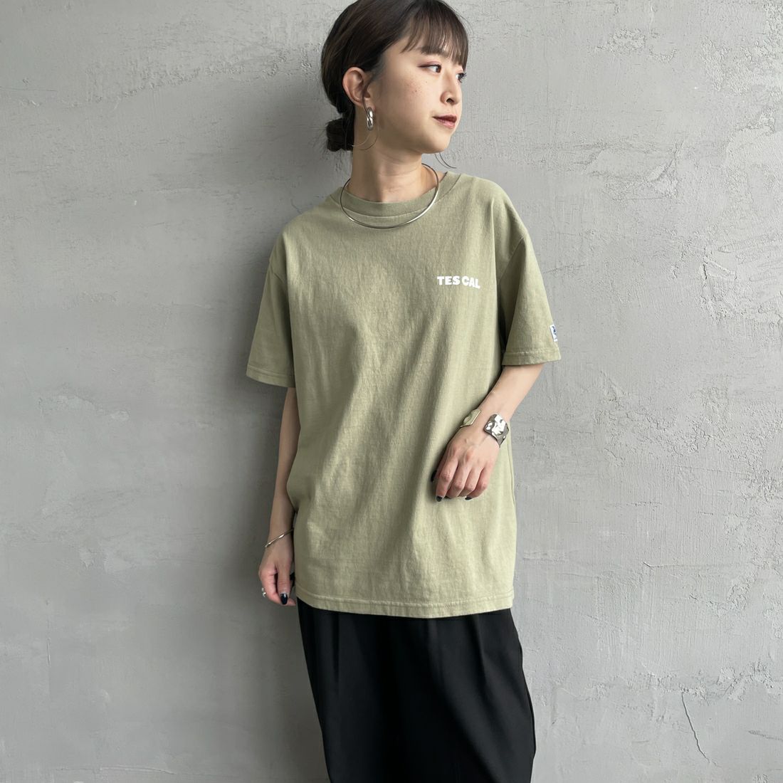 The Endless Summer [エンドレスサマー] 別注 THE CALIFORNIA バックプリントTシャツ [FH-25574507-JF] 57 GREEN G &&モデル身長：150cm 着用サイズ：S&&