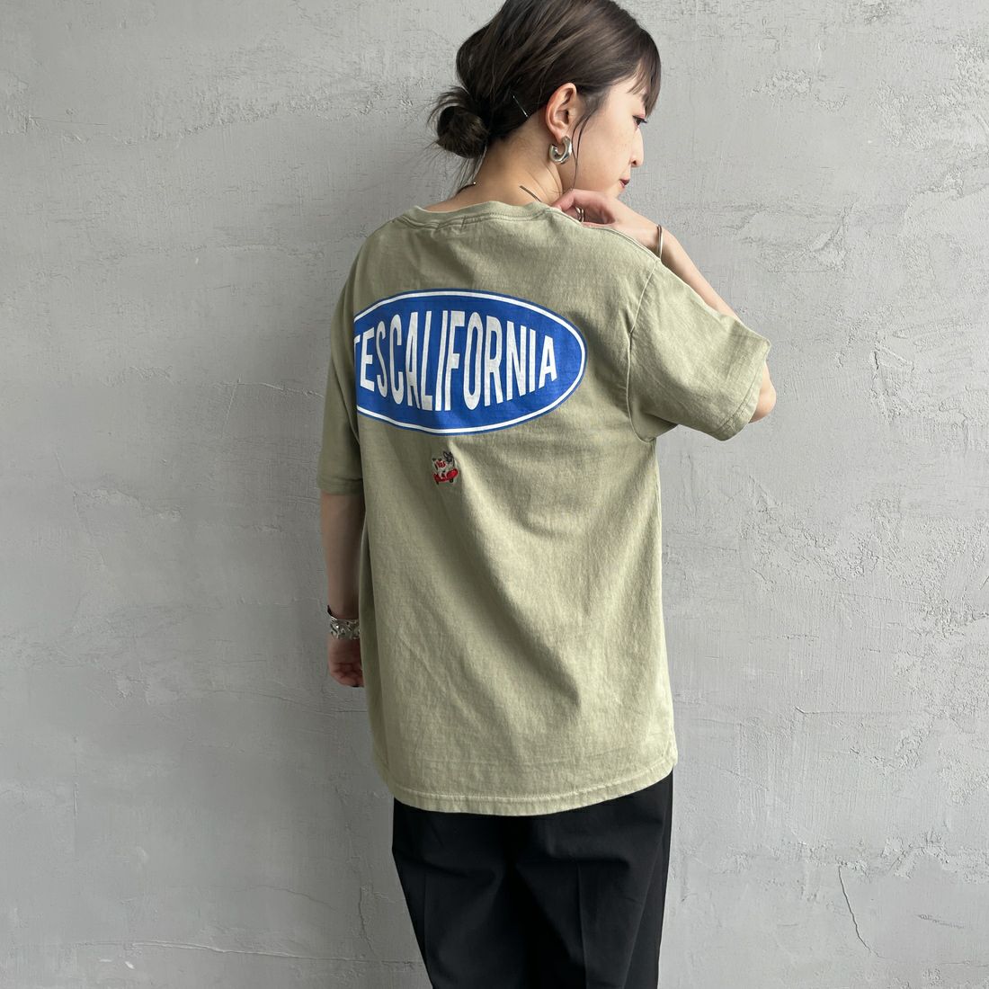 The Endless Summer [エンドレスサマー] 別注 THE CALIFORNIA バックプリントTシャツ [FH-25574507-JF] 57 GREEN G &&モデル身長：150cm 着用サイズ：S&&