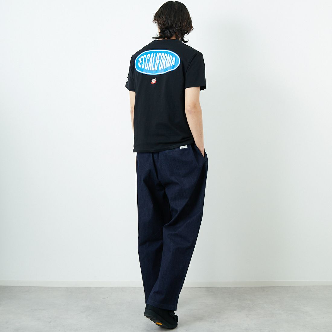 The Endless Summer [エンドレスサマー] 別注 THE CALIFORNIA バックプリントTシャツ [FH-25574507-JF] 01 BLACK &&モデル身長：179cm 着用サイズ：M&&