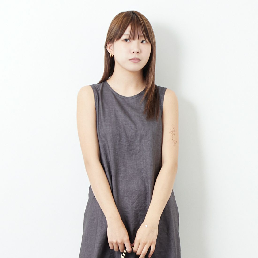 ma couleur [マ クルール] 杢調ツイルタンブラーノースリーブワンピース [J-4634] 030 ﾁｬｺｰﾙ &&モデル身長：167cm 着用サイズ：38&&