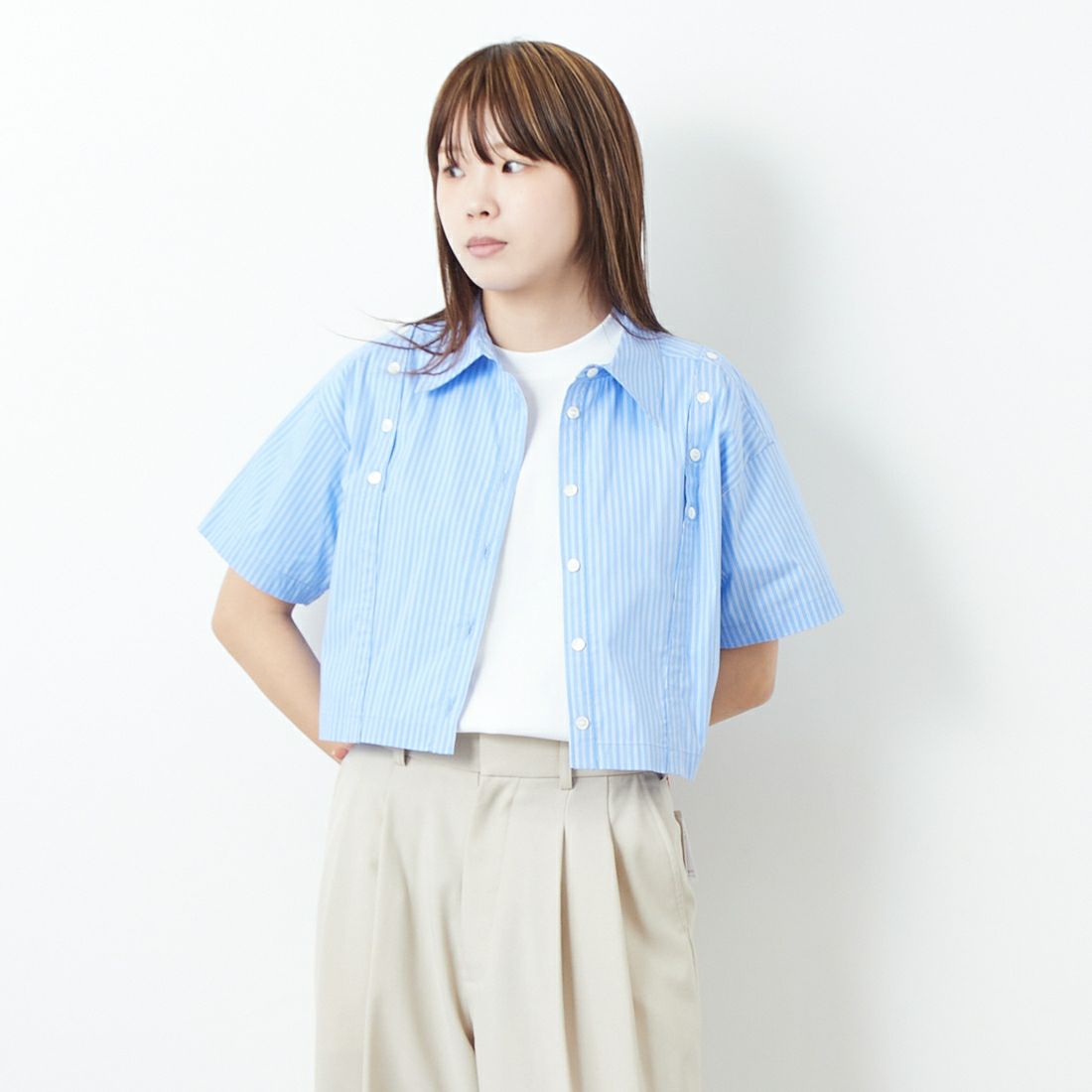 MAISON SPECIAL [メゾンスペシャル] ボタンスリットショートシャツ [21251315209] BLU &&モデル身長：167cm 着用サイズ：F&&