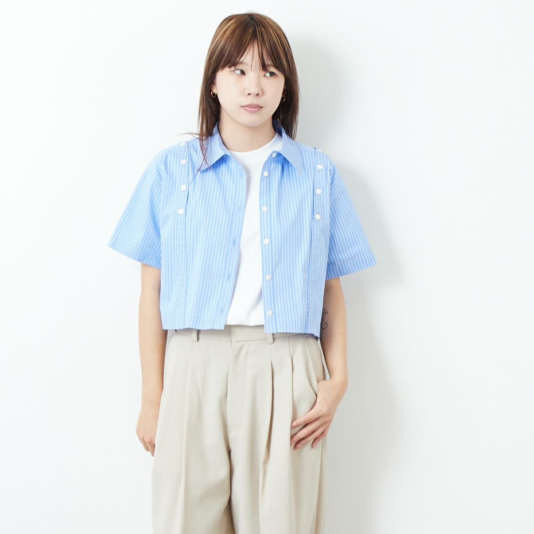 MAISON SPECIAL [メゾンスペシャル] ボタンスリットショートシャツ [21251315209] BLU &&モデル身長：167cm 着用サイズ：F&&