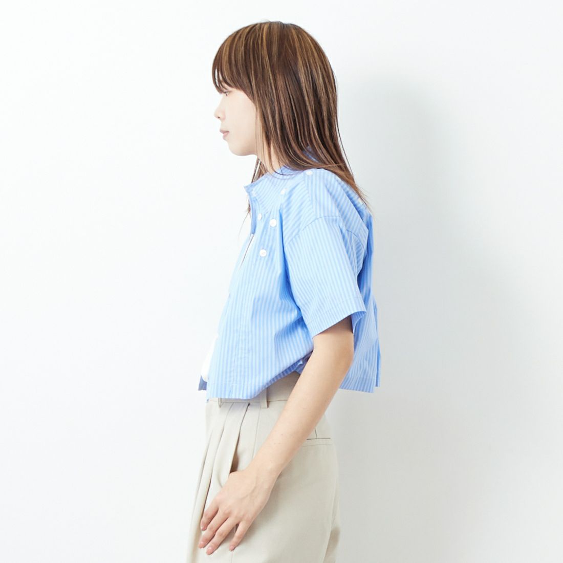 MAISON SPECIAL [メゾンスペシャル] ボタンスリットショートシャツ [21251315209] BLU &&モデル身長：167cm 着用サイズ：F&&