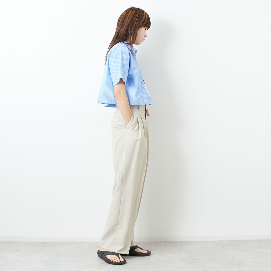 MAISON SPECIAL [メゾンスペシャル] ボタンスリットショートシャツ [21251315209] BLU &&モデル身長：167cm 着用サイズ：F&&