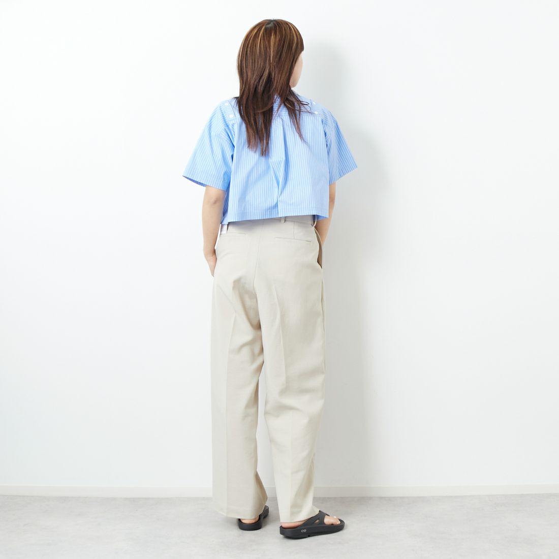 MAISON SPECIAL [メゾンスペシャル] ボタンスリットショートシャツ [21251315209] BLU &&モデル身長：167cm 着用サイズ：F&&