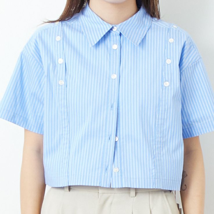 MAISON SPECIAL [メゾンスペシャル] ボタンスリットショートシャツ [21251315209] BLU &&モデル身長：167cm 着用サイズ：F&&