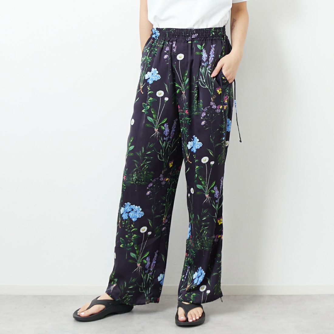 TICCA [ティッカ] フラワープリントパンツ [TBES-422] NAVY &&モデル身長：167cm 着用サイズ：F&&
