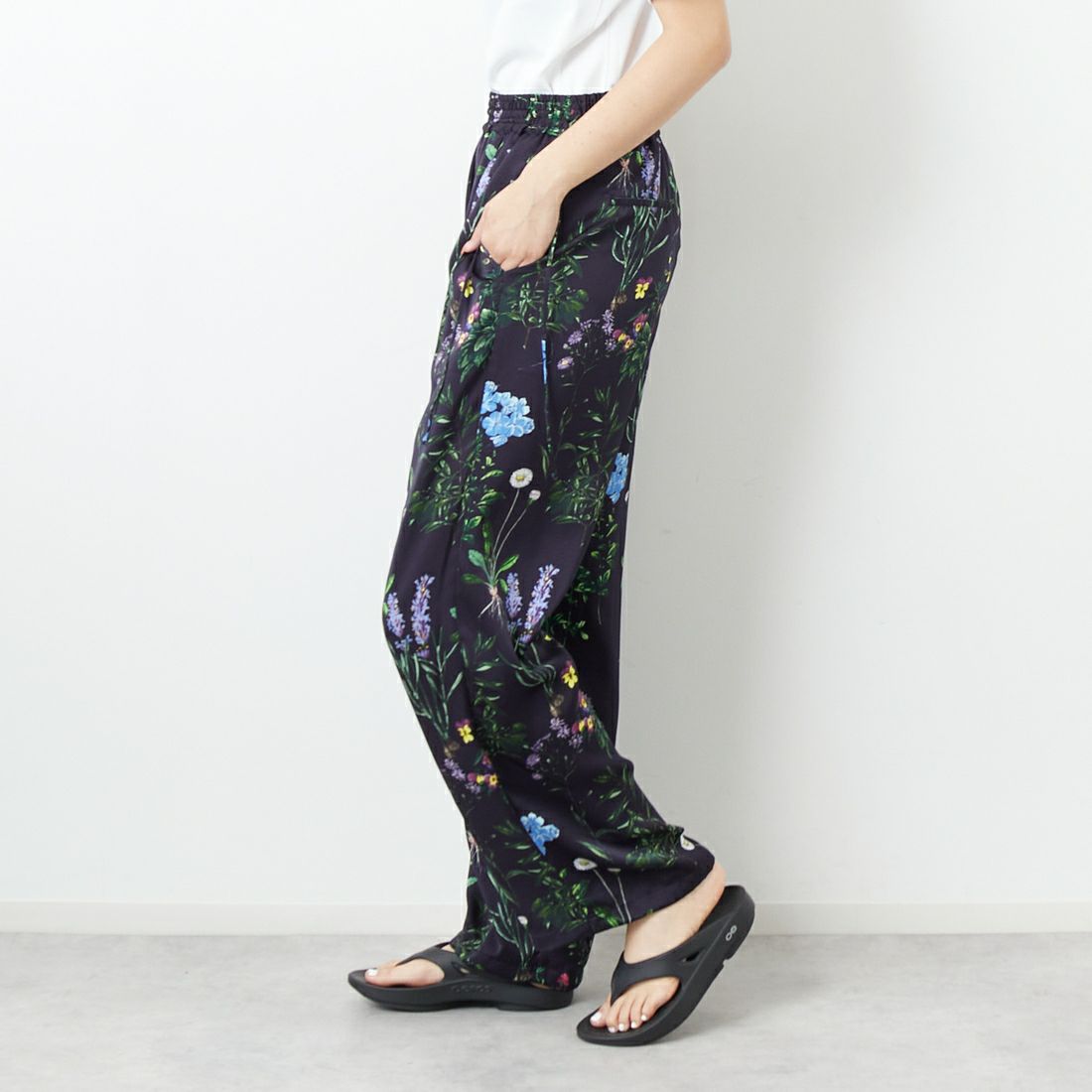 TICCA [ティッカ] フラワープリントパンツ [TBES-422] NAVY &&モデル身長：167cm 着用サイズ：F&&