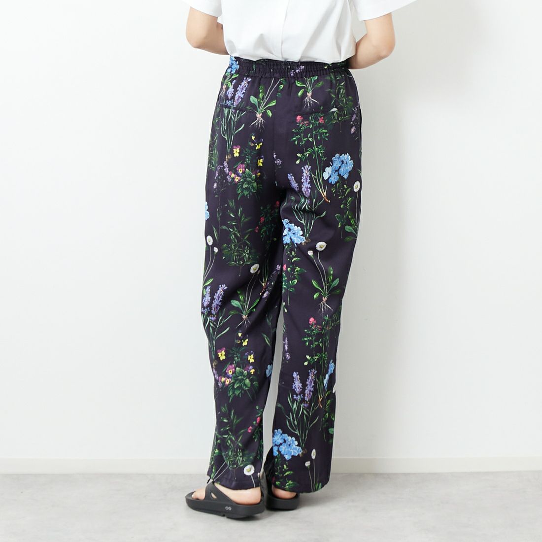 TICCA [ティッカ] フラワープリントパンツ [TBES-422] NAVY &&モデル身長：167cm 着用サイズ：F&&