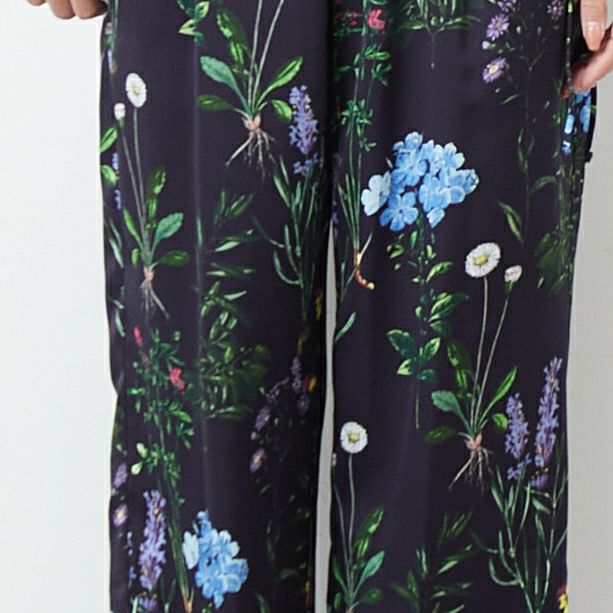 TICCA [ティッカ] フラワープリントパンツ [TBES-422] NAVY &&モデル身長：167cm 着用サイズ：F&&