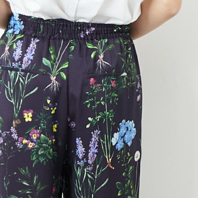 TICCA [ティッカ] フラワープリントパンツ [TBES-422] NAVY &&モデル身長：167cm 着用サイズ：F&&