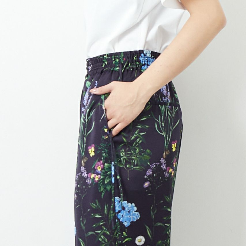 TICCA [ティッカ] フラワープリントパンツ [TBES-422] NAVY &&モデル身長：167cm 着用サイズ：F&&