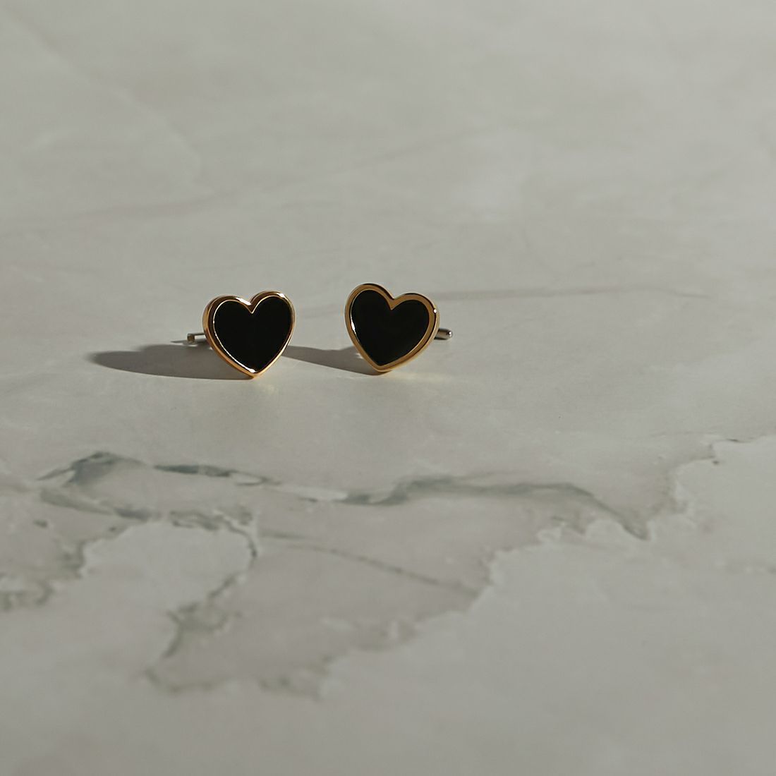 Baqless [バックレス] アミティ ブラックハートピアス [AM-NRHT-YG