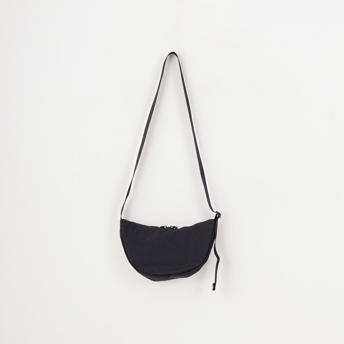 NIKE [ナイキ] クレセント クロスボディバッグ [HQ4370] 010 BLACK