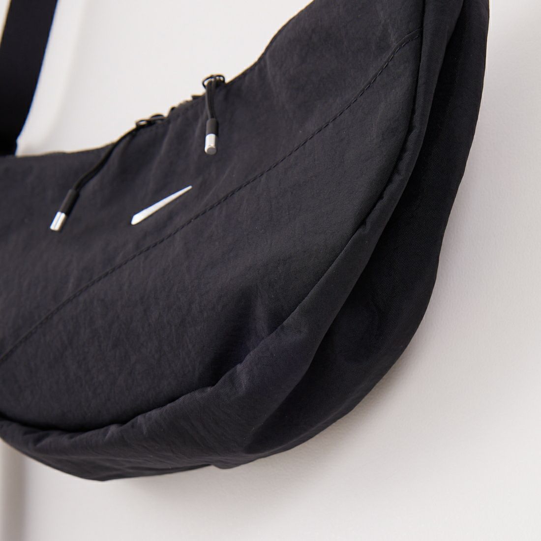 NIKE [ナイキ] クレセント クロスボディバッグ [HQ4370] 010 BLACK