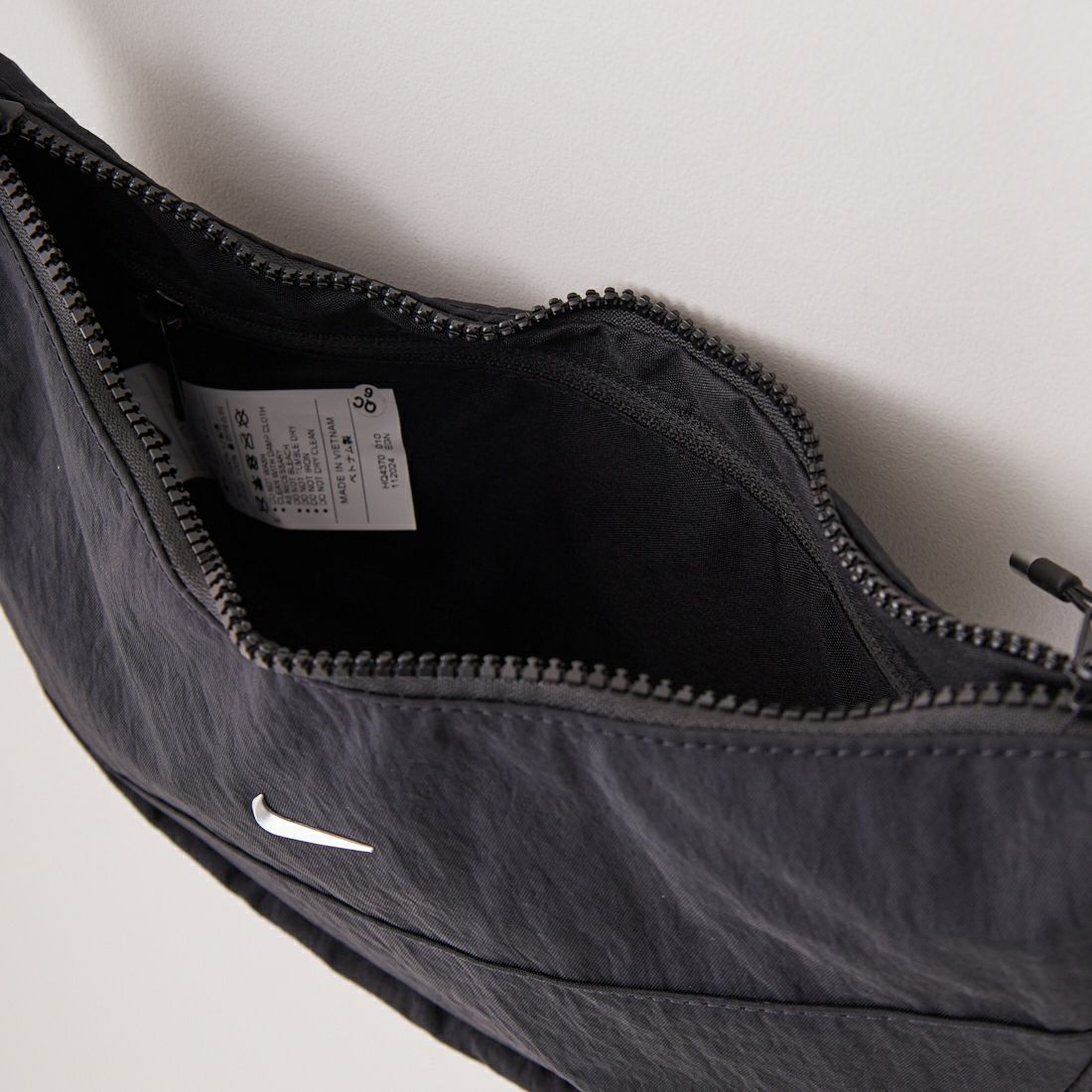 NIKE [ナイキ] クレセント クロスボディバッグ [HQ4370] 010 BLACK