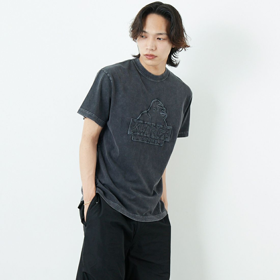 XLARGE [エクストララージ] ケミカルウォッシュ スランテッドOGロゴTシャツ [101252011012] BLACK &&モデル身長：179cm 着用サイズ：M&&