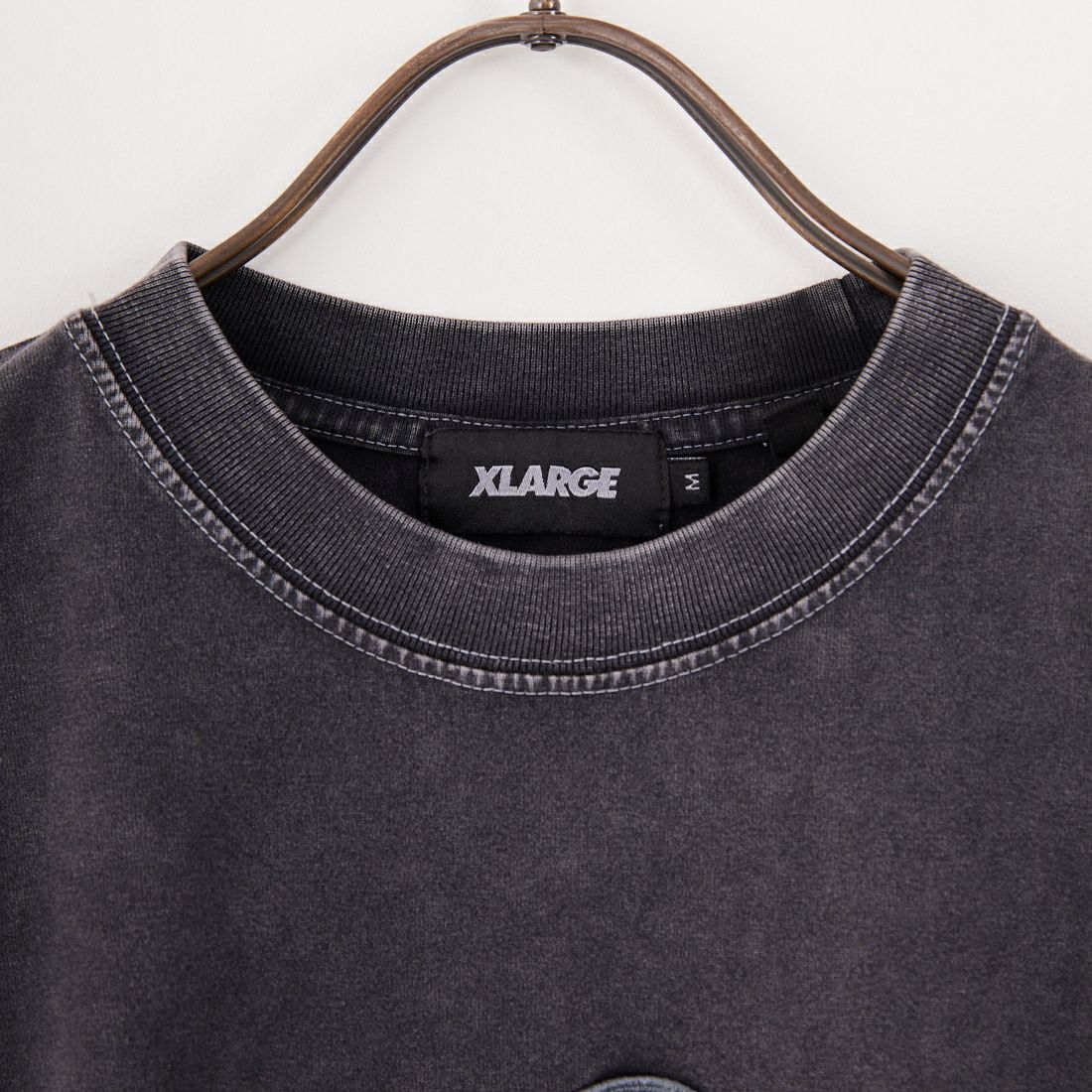 XLARGE [エクストララージ] ケミカルウォッシュ スランテッドOGロゴTシャツ [101252011012] BLACK