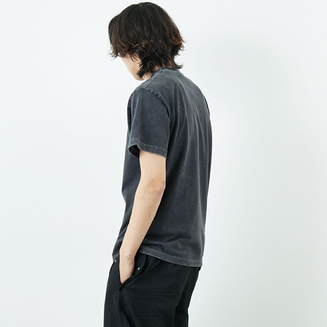 XLARGE [エクストララージ] ケミカルウォッシュ スランテッドOGロゴTシャツ [101252011012] BLACK &&モデル身長：179cm 着用サイズ：M&&